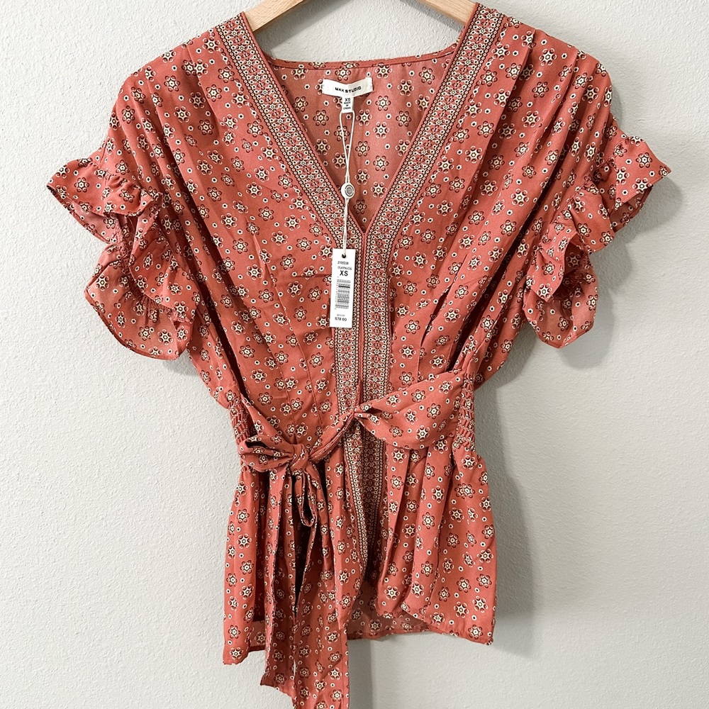 NWT Max Studio Clay/Floral Ruffle Sleeves V-Neck Tie Side Blouse Size XS - Picture 1 of 13